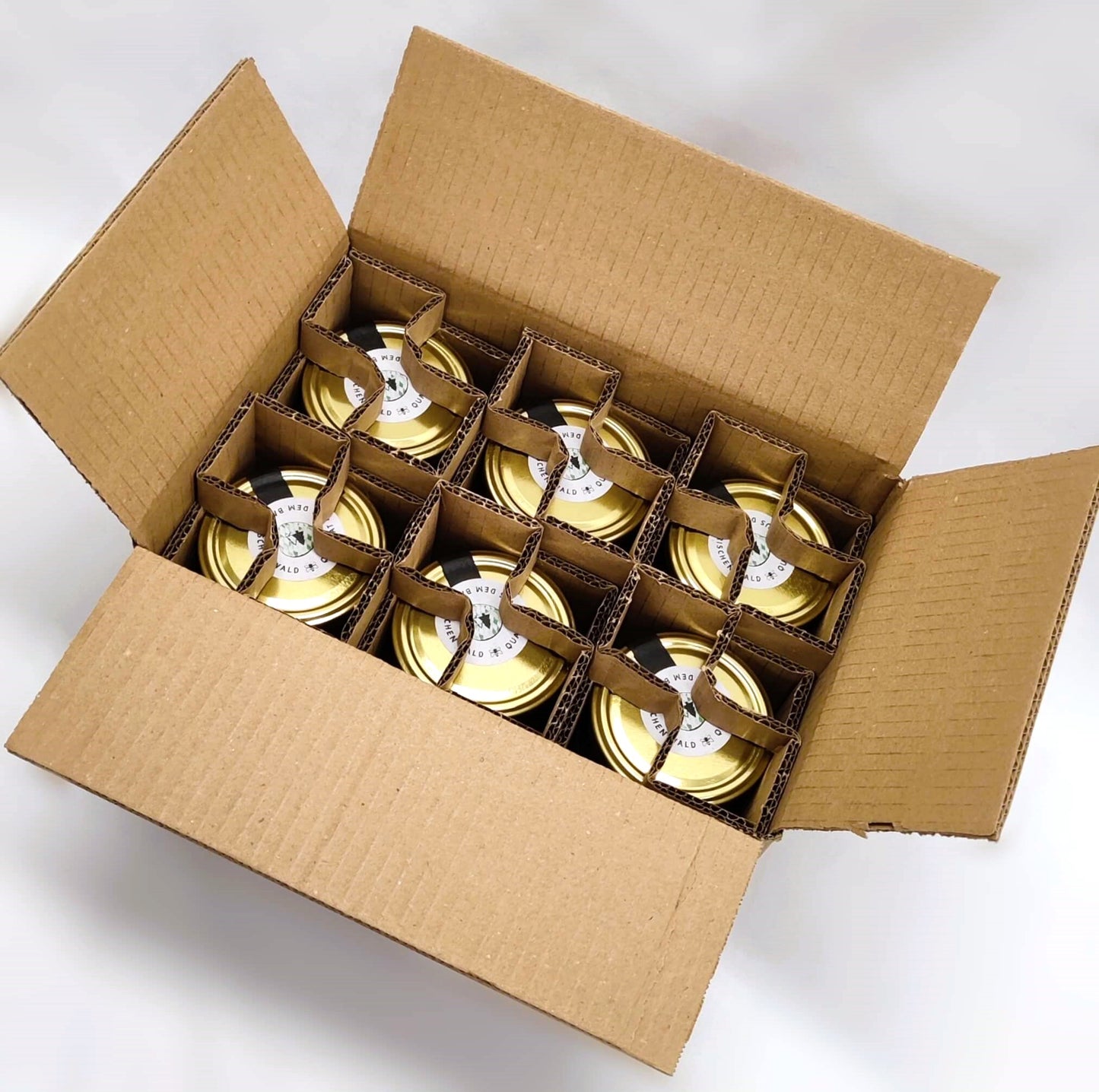 Sicher verpacktes Goldnote 6er Symphonie Honigset mit sechs Honiggläsern im nachhaltigen Versandkarton