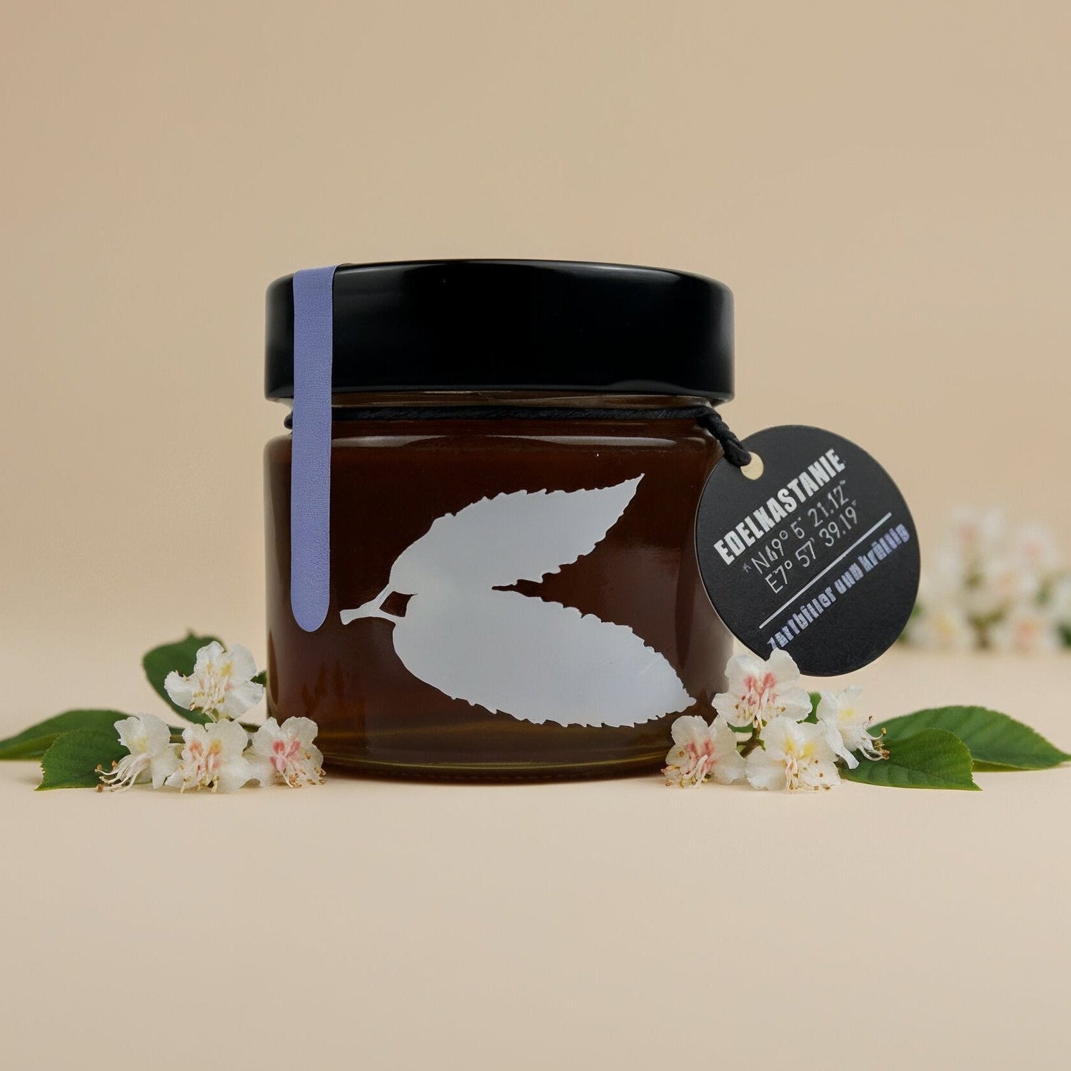 Bio Edelkastanienhonig der Honigwanderer, kräftig aromatisch mit leicht herber, edler Note, naturbelassen im dunklen Glas