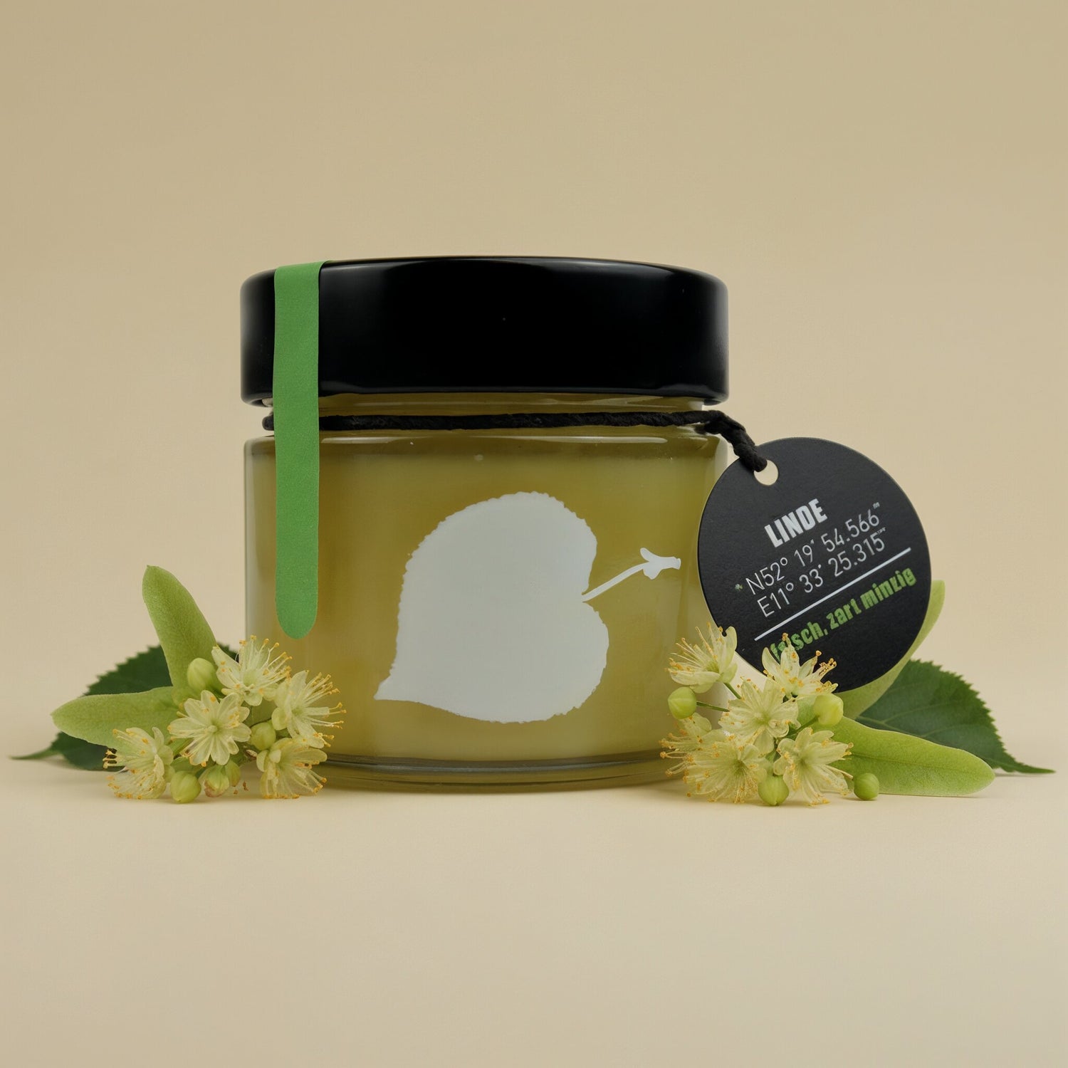 Bio Lindenhonig der Honigwanderer, frisch und zart minzig, naturrein im schwarzen Glas mit Etikett