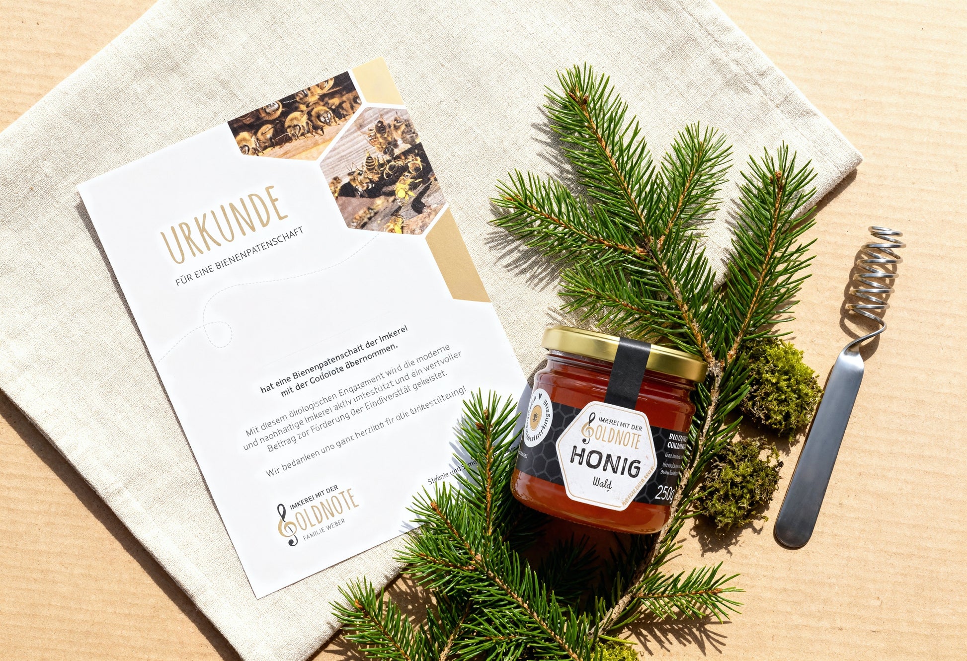 Urkunde für eine Bienenpatenschaft der Imkerei mit der Goldnote mit Honigglas und Honigspirale – nachhaltiges Geschenk und Beitrag zum Schutz der Bienen im Bayerischen Wald.