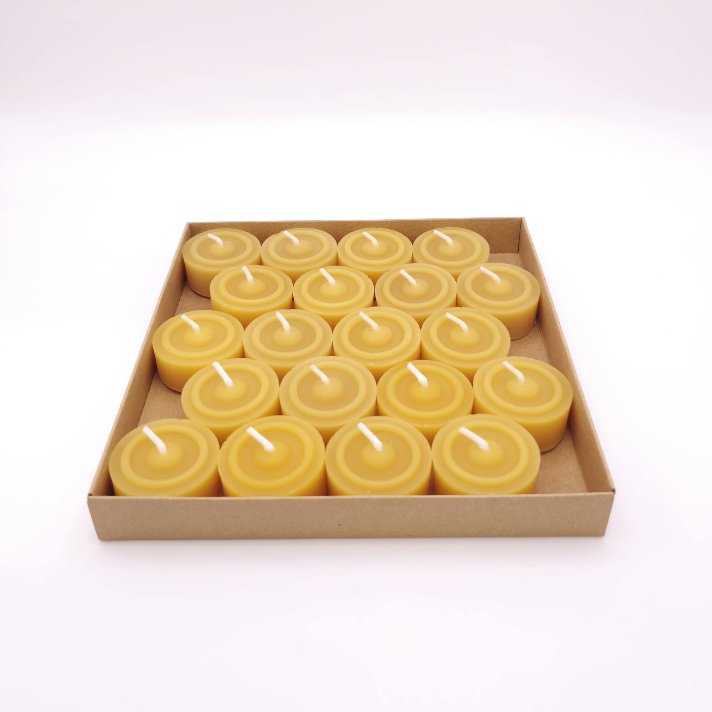 Geöffnete Box mit 20 Bienenwachs Teelichtern – naturrein, plastikfrei verpackt und regional produziert