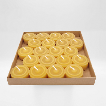 Geöffnete Box mit 20 Bienenwachs Teelichtern – naturrein, plastikfrei verpackt und regional produziert