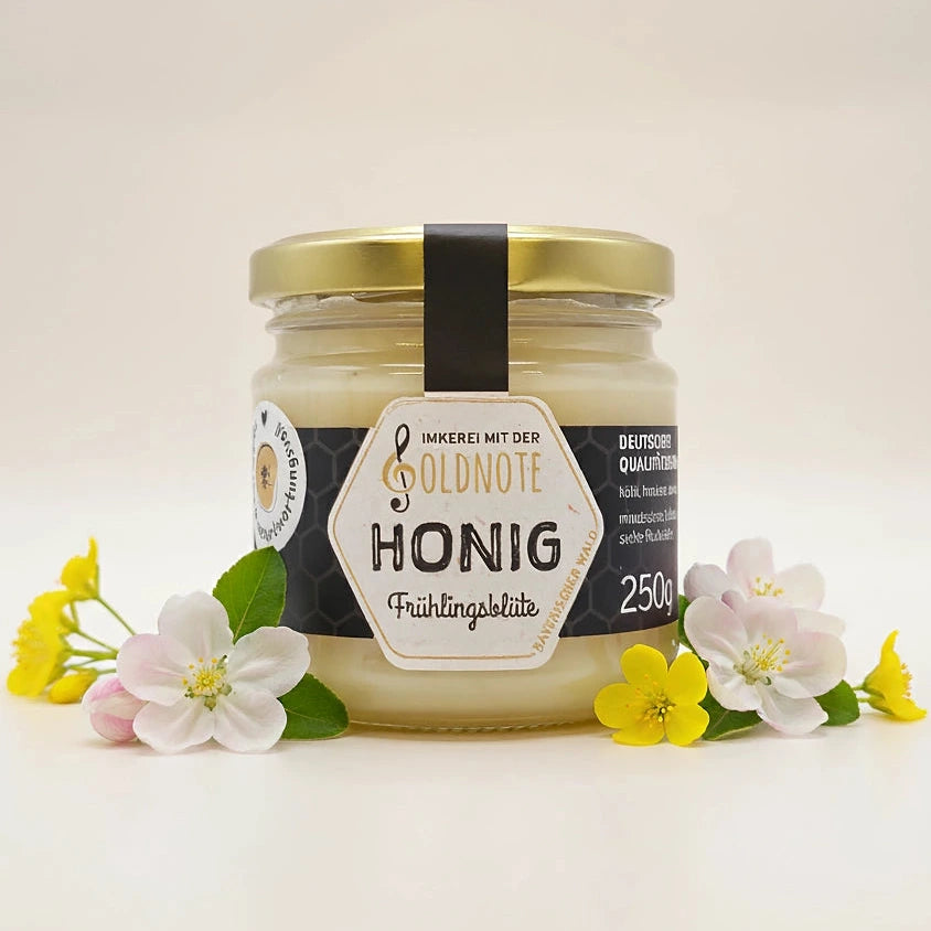 Milder Frühlingsblütenhonig auf frischem Brot – Imkerei mit der Goldnote, Bayerischer Wald