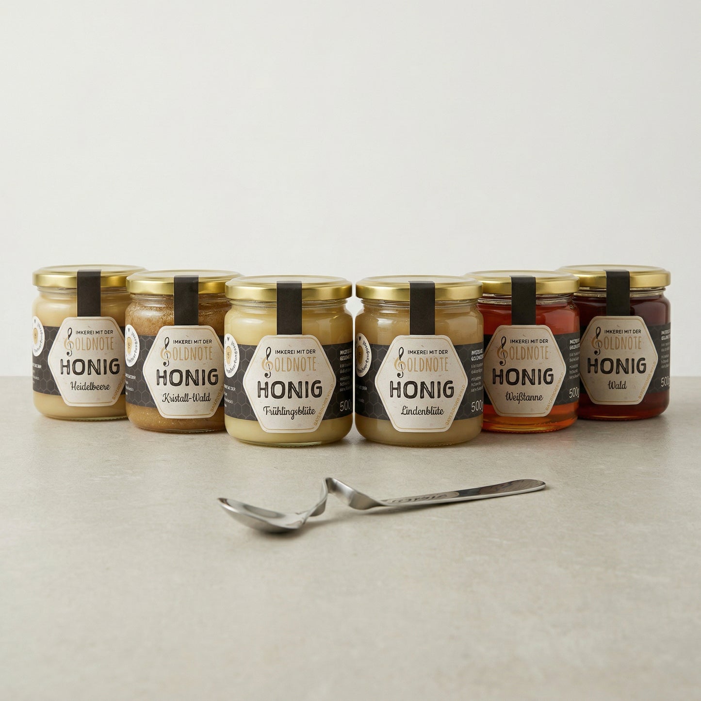 Goldnote 6er Symphonie Honigset mit sechs verschiedenen Honiggläsern und Honiglöffeln