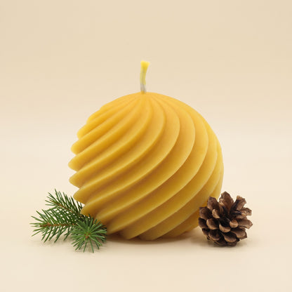 Spiralkugel aus Bienenwachs mit Tannenzweig und Zapfen