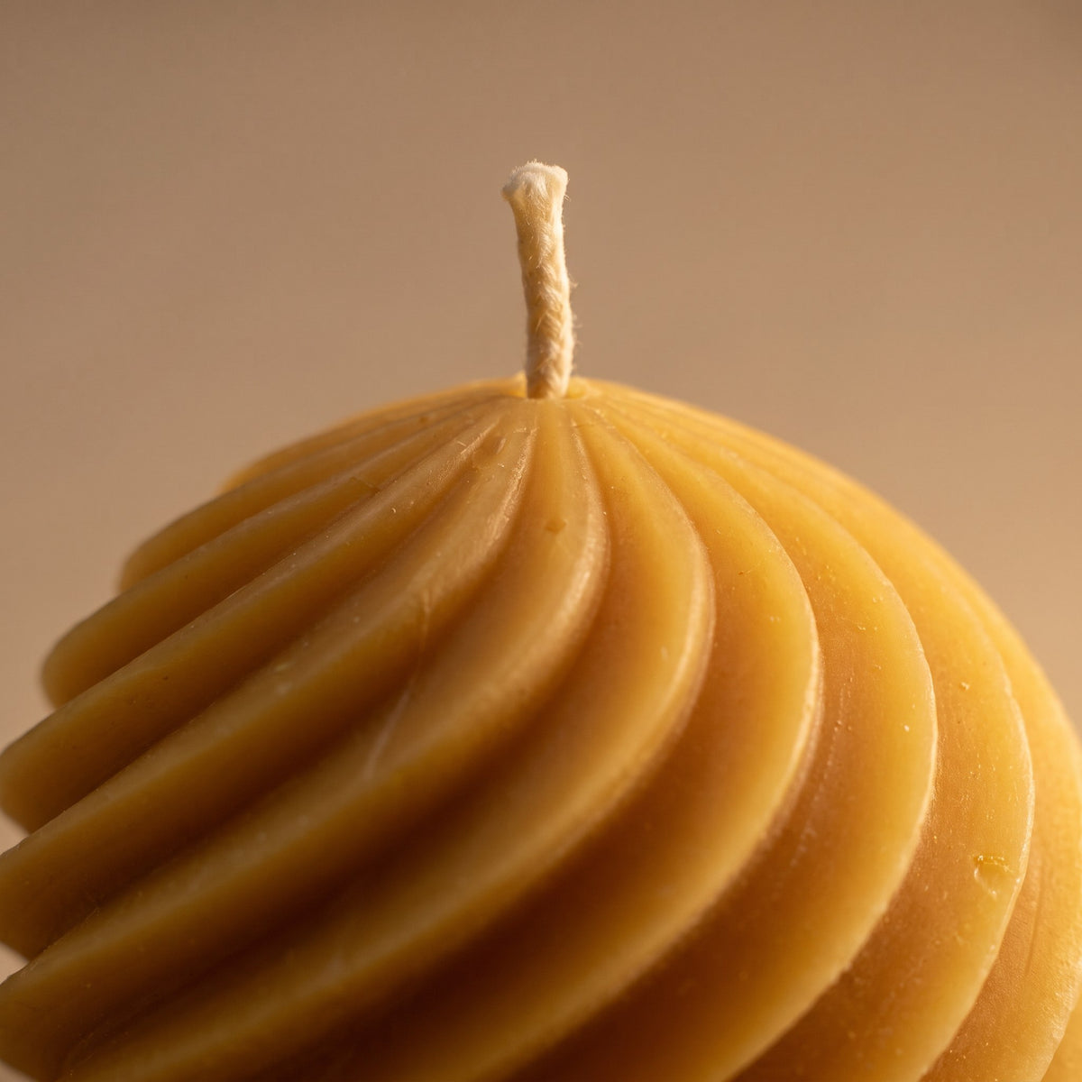 Spiralkugel aus Bienenwachs in Nahaufnahme: Docht und Oberfläche