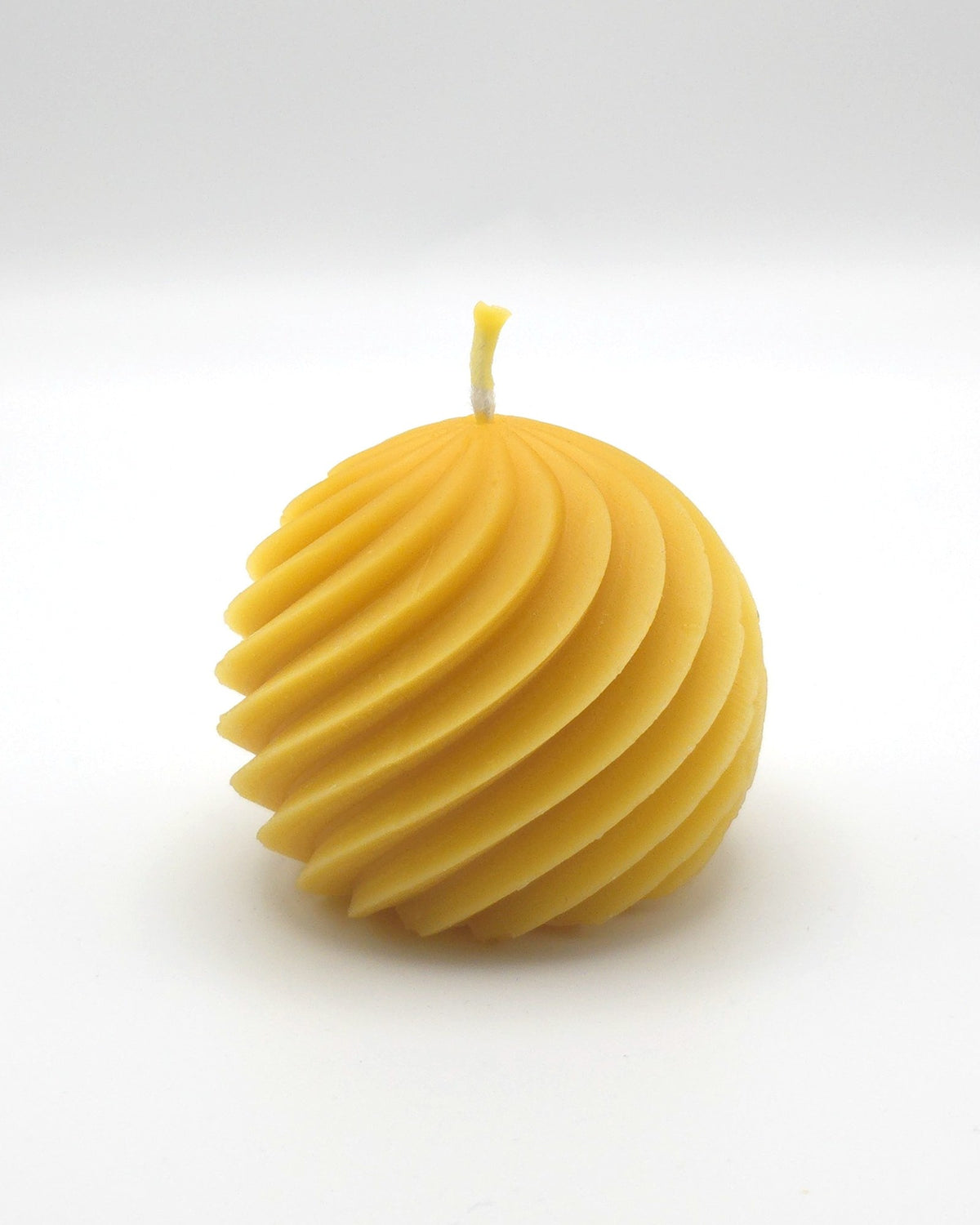 Spiralkugel aus Bienenwachs mit gedrehten Rillen