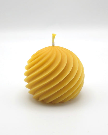 Spiralkugel aus Bienenwachs mit gedrehten Rillen