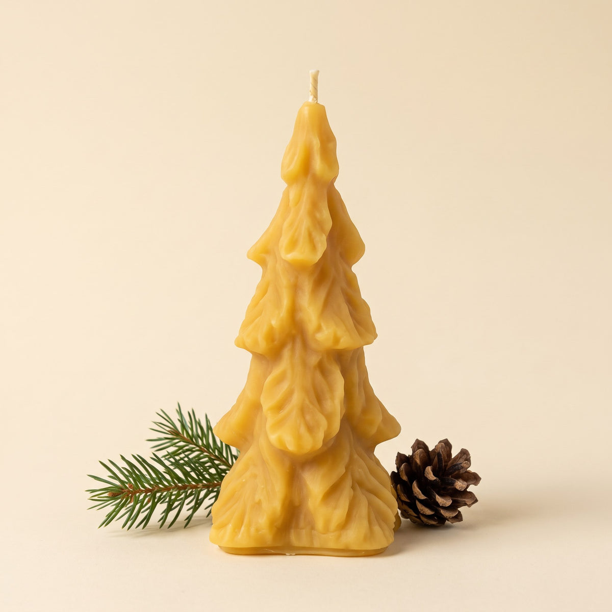 Große Tannenbaum-Kerze aus Bienenwachs mit Tannenzweig und Zapfen