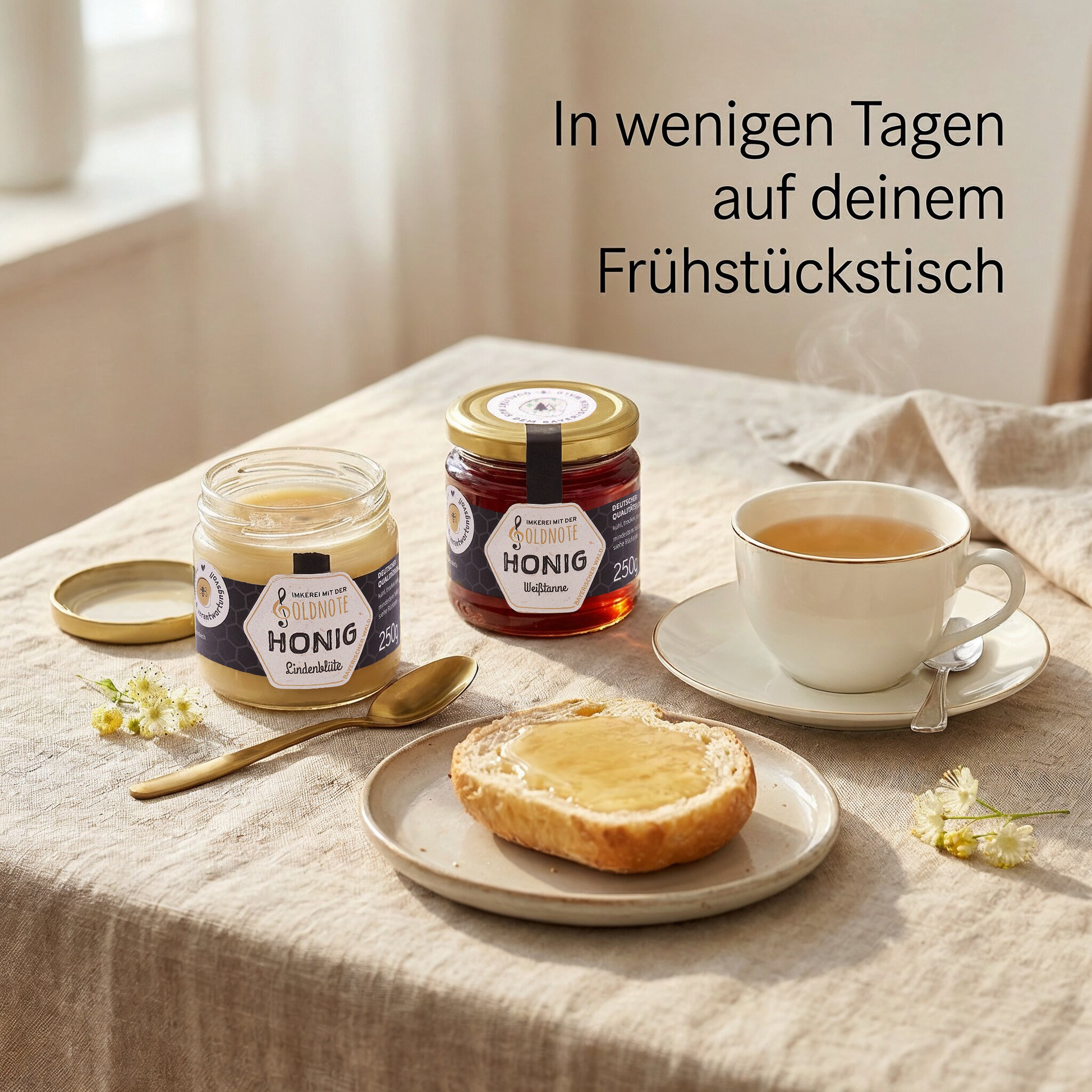 Goldnote Honig-Finder Box Honiggläser auf einem Frühstückstisch mit Brot und Tee