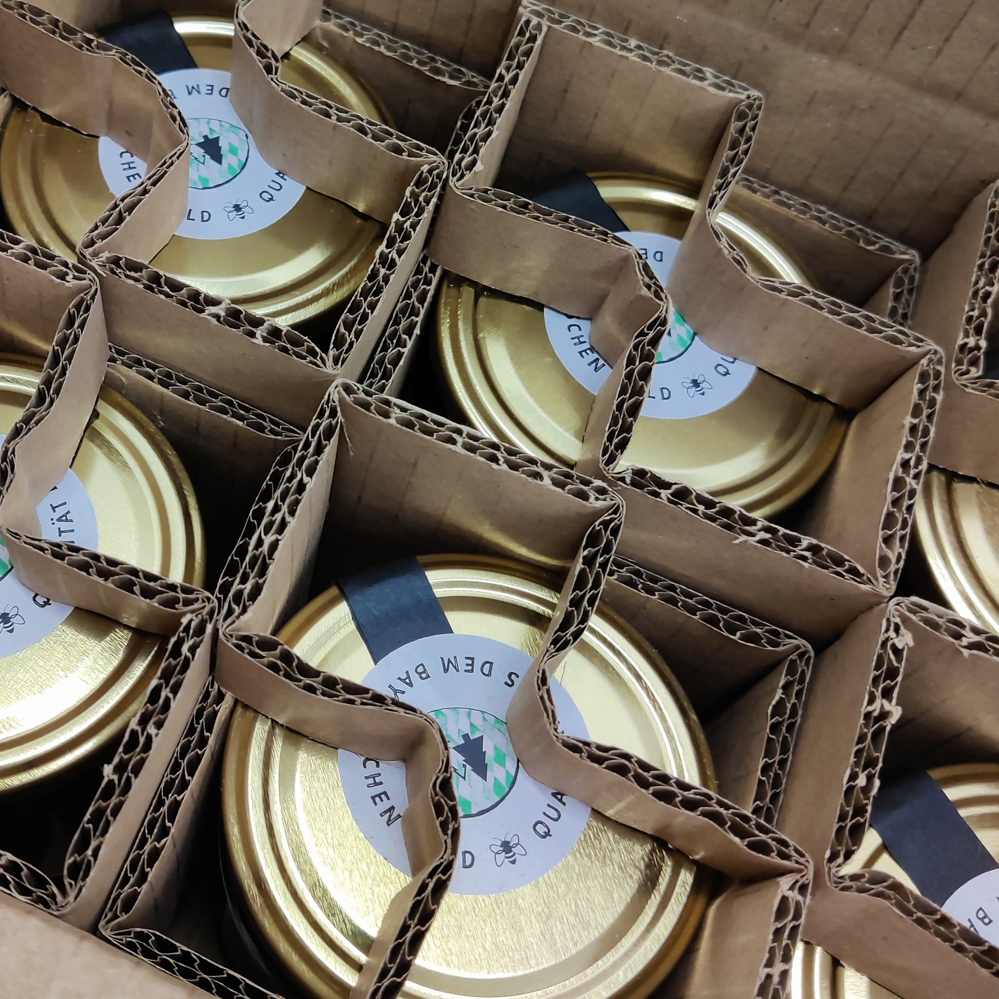 Sicher verpackte Goldnote Honiggläser im bruchsicheren Versandkarton