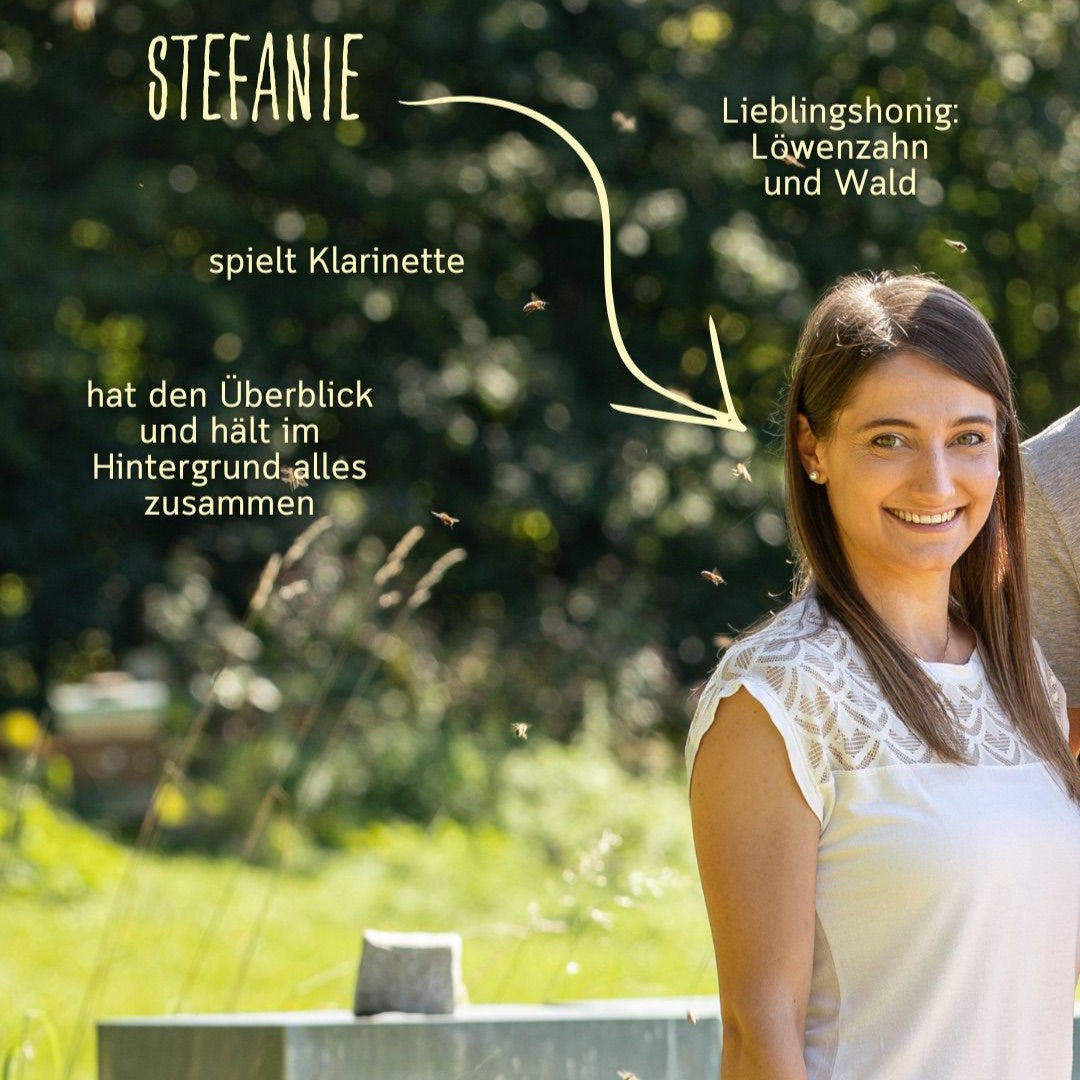 Stefanie von der Imkerei mit der Goldnote im Bienenstand der Familienimkerei im Bayerischen Wald