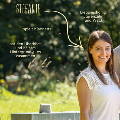 Stefanie von der Imkerei mit der Goldnote im Bienenstand der Familienimkerei im Bayerischen Wald