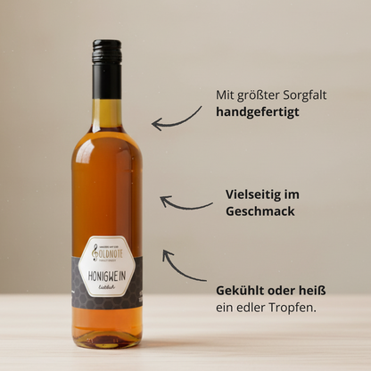 Flasche Goldnote Honigwein vor hellem Hintergrund, daneben eingeblendete Hinweise wie „mit größter Sorgfalt handgefertigt“, „vielseitig im Geschmack“ und „gekühlt oder heiß ein edler Tropfen“.