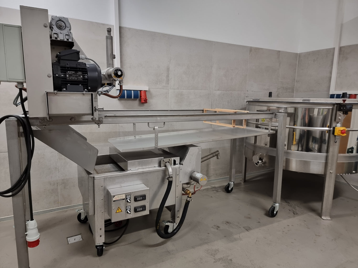 Moderne Technik zur schonenden Honigverarbeitung in der Imkerei mit der Goldnote.