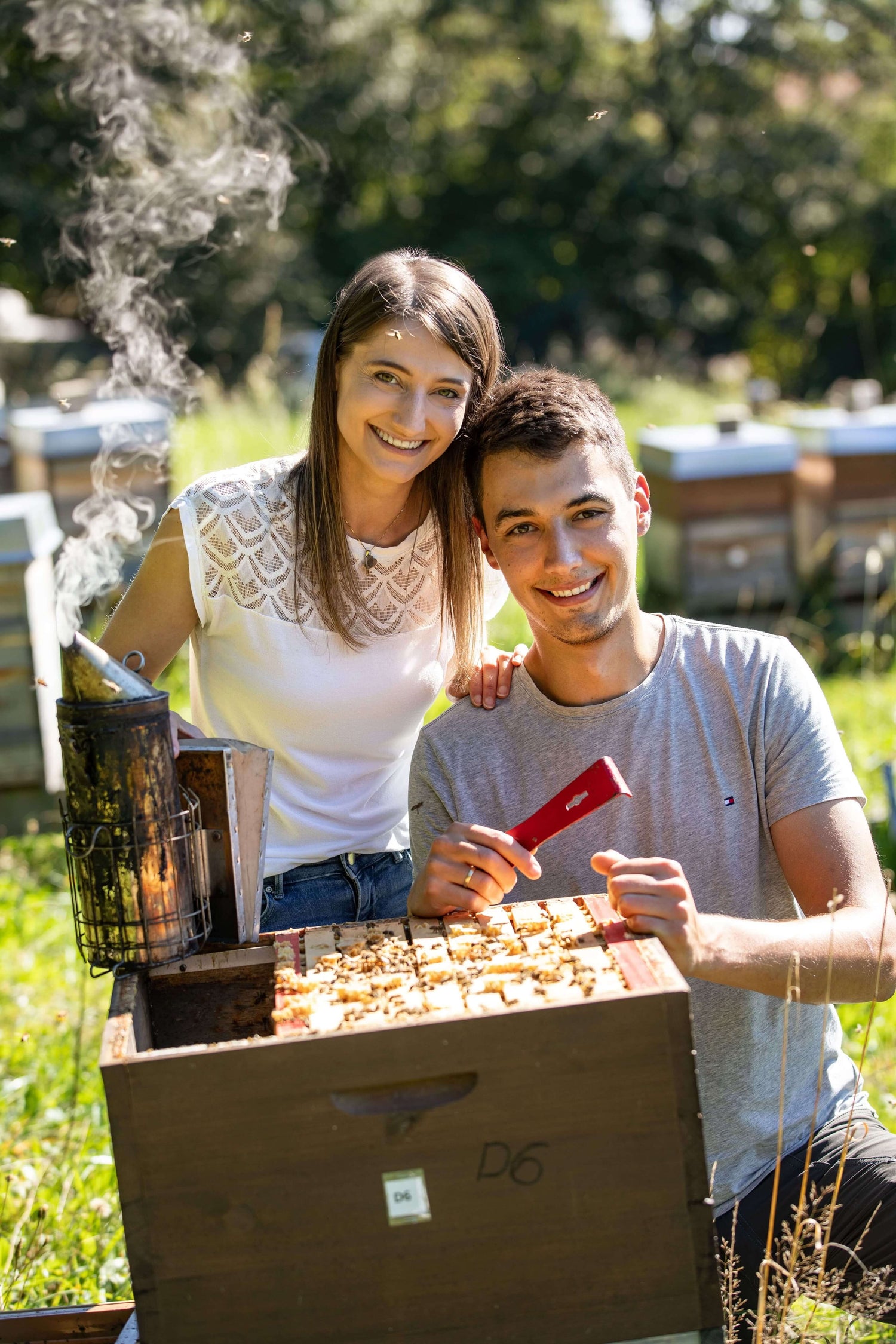 Imkerpaar der Imkerei mit der Goldnote bei der Arbeit an den Bienenvölkern – Symbol für gelebte Bienenpatenschaft, Nachhaltigkeit und regionales Engagement im Bayerischen Wald.