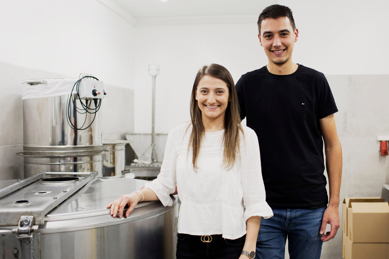 Die Imkerei mit der Goldnote steht in den Verarbeitungsräumen neben modernen Edelstahlgeräten zur Honigverarbeitung.