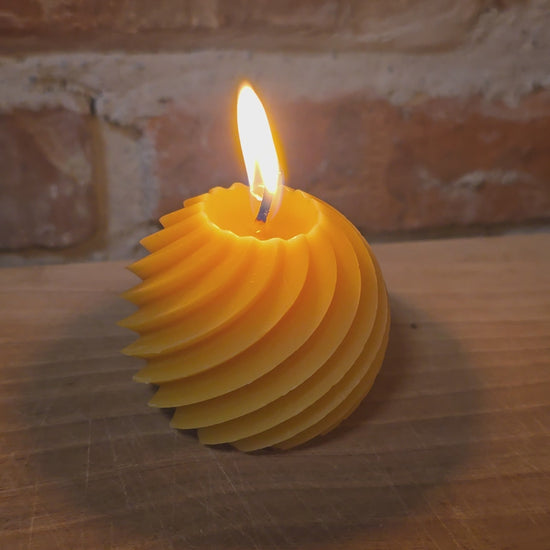 Brennvideo: Spiralkugel aus Bienenwachs