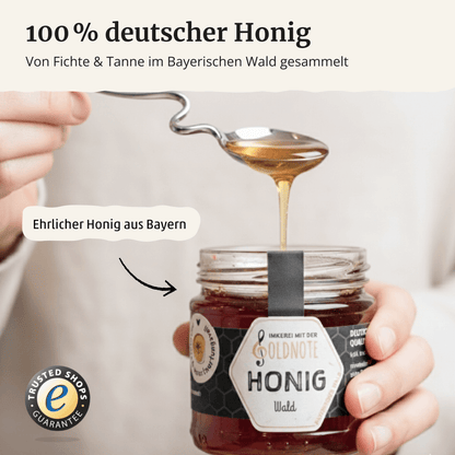 Dunkler, kräftiger Waldhonig am Löffel – Imkerei mit der Goldnote, Bayerischer Wald