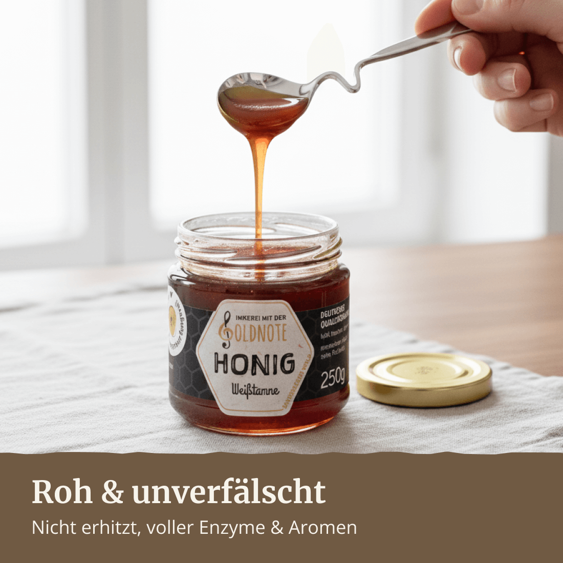 Dunkler Weißtannenhonig am Löffel – kräftig-herb von der Imkerei mit der Goldnote